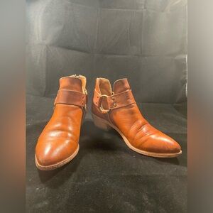 Frye brown ankle boot. Women’s size 6.5 with ring detail on side.